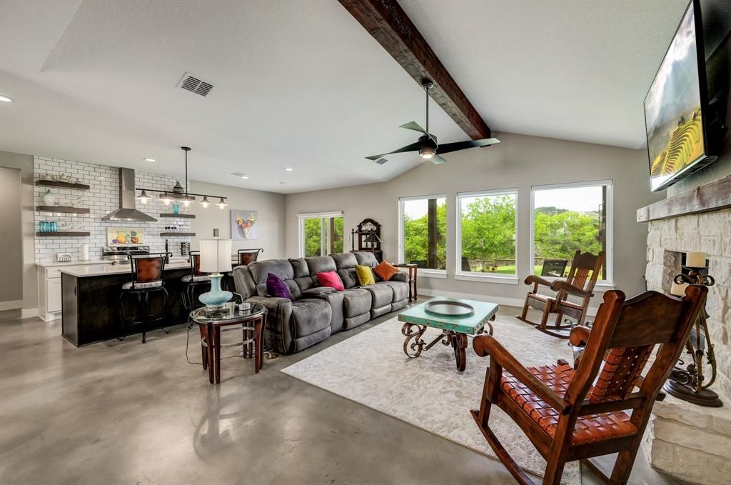 202 Falling Oaks Dr