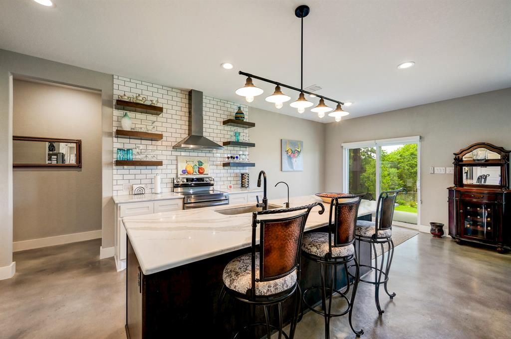 202 Falling Oaks Dr