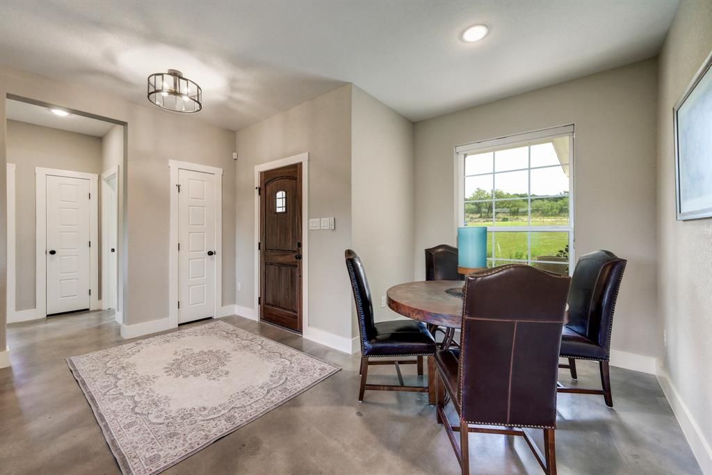 202 Falling Oaks Dr