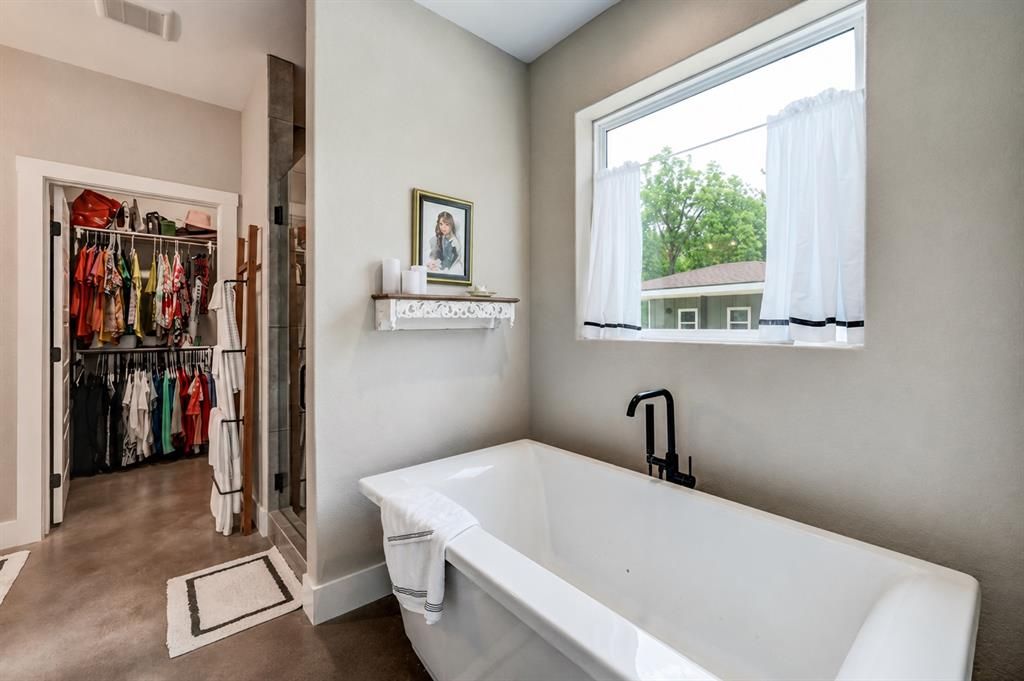 202 Falling Oaks Dr