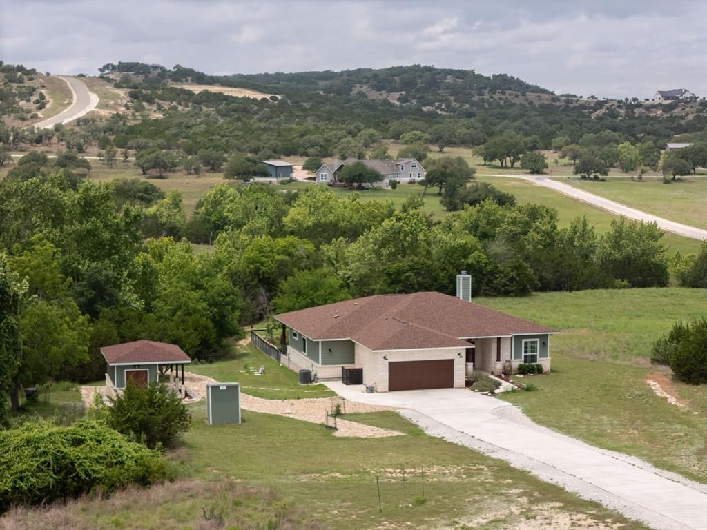 202 Falling Oaks Dr