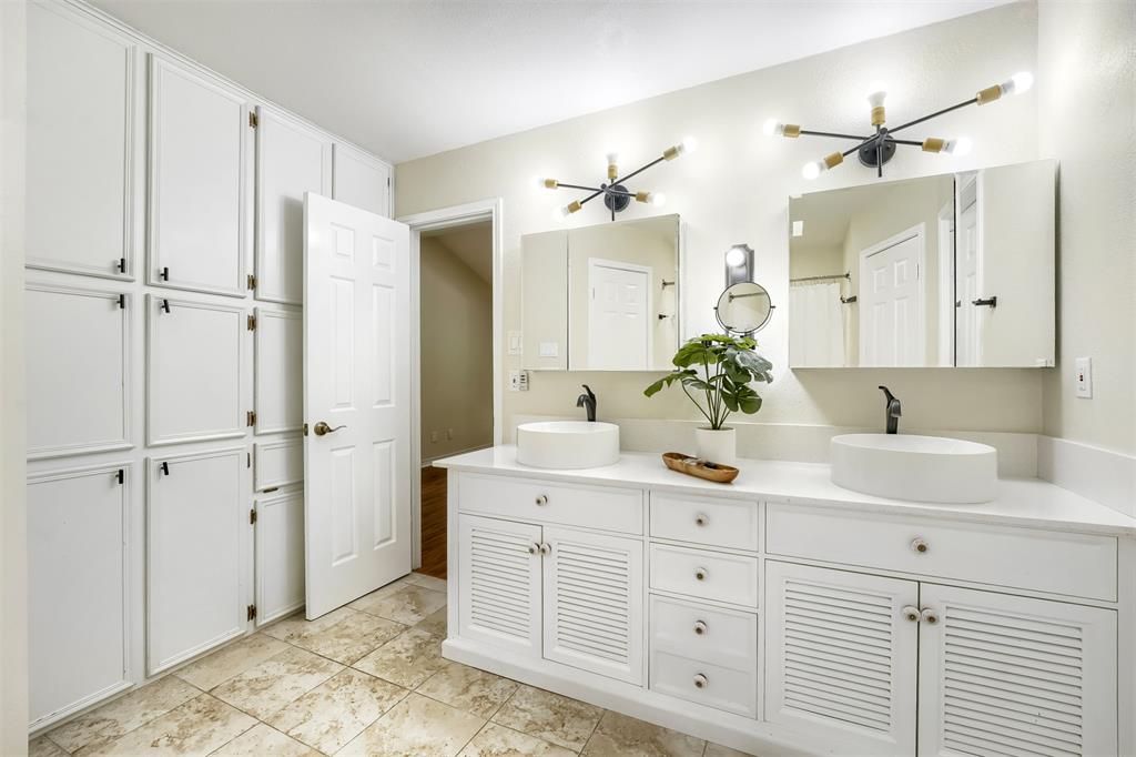 9302 Rolling Oaks Trail