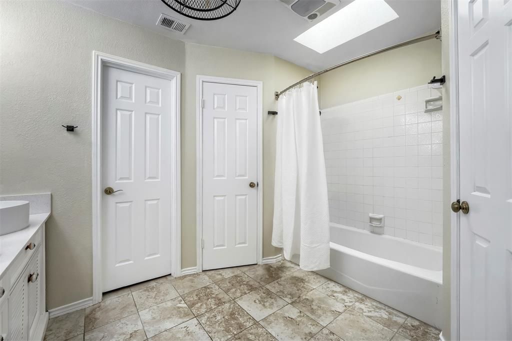 9302 Rolling Oaks Trail