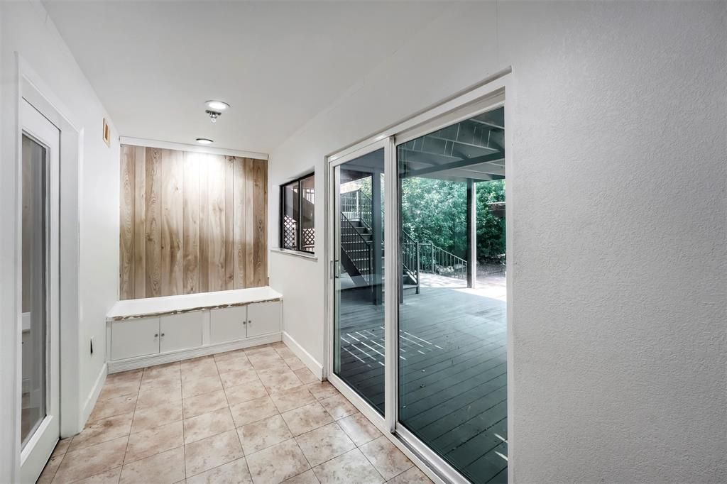 9302 Rolling Oaks Trail