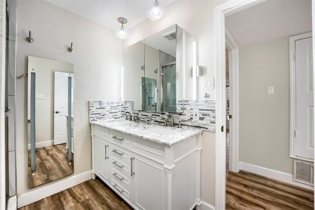 9302 Rolling Oaks Trail