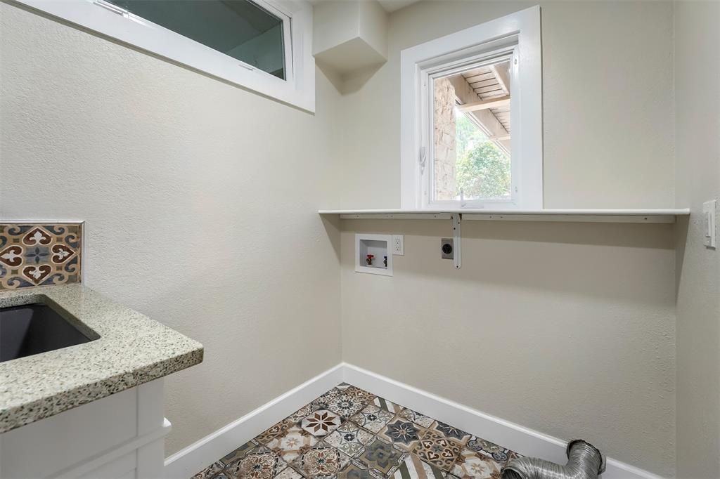 9302 Rolling Oaks Trail