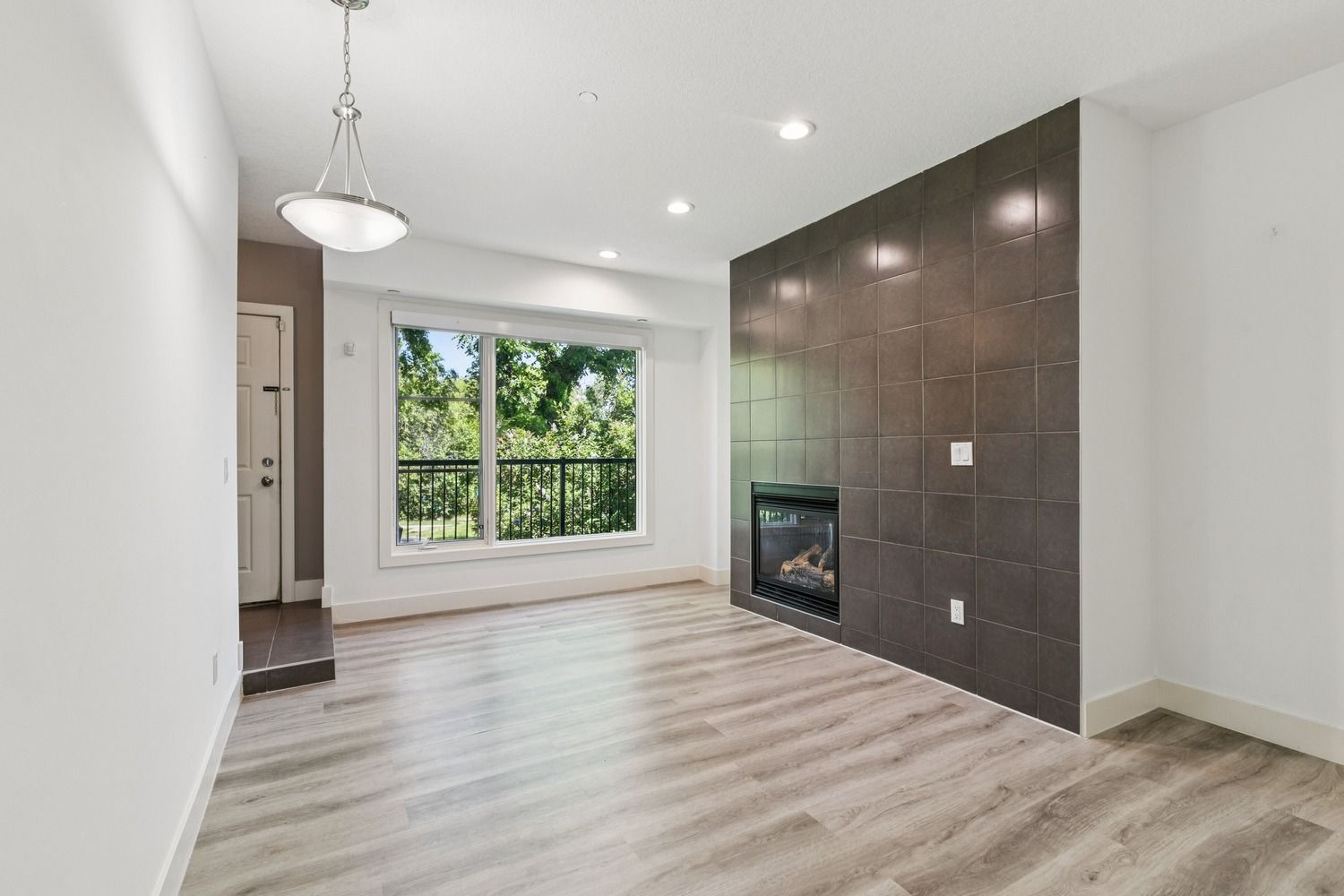 #4, 2101 17 Street SW