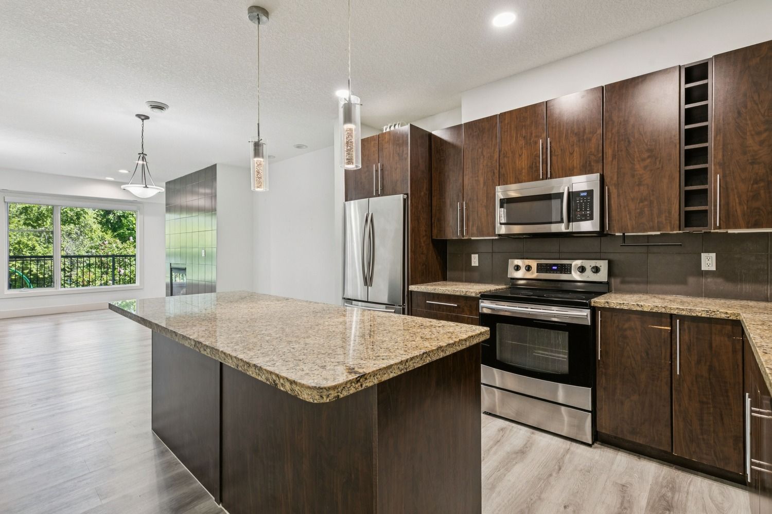 #4, 2101 17 Street SW