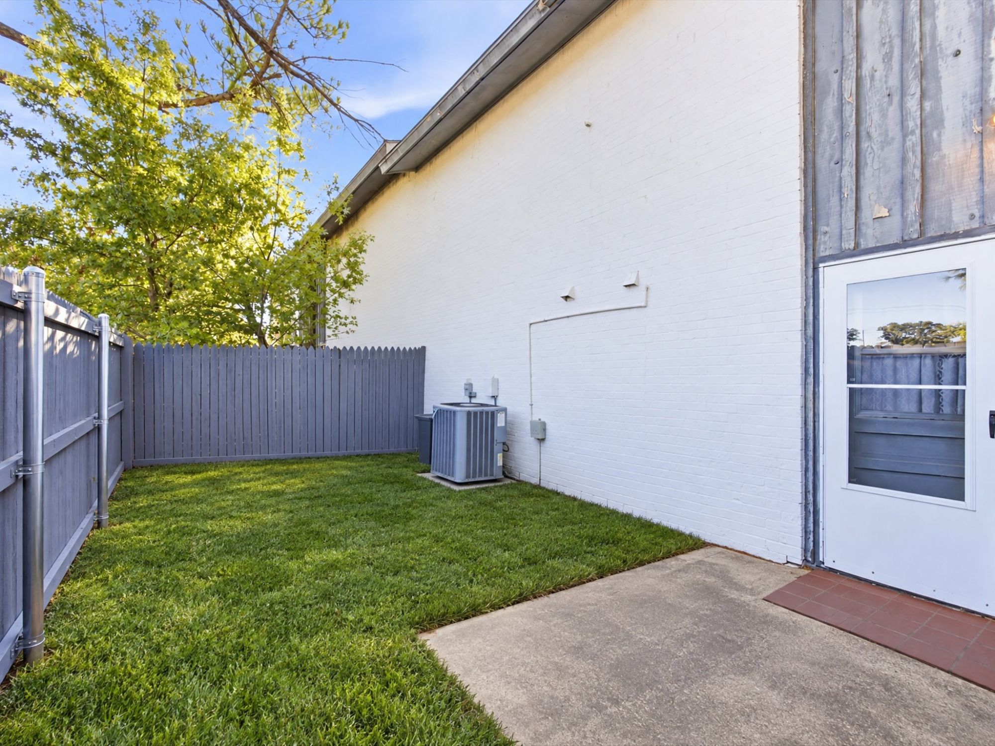 404 Hollyhill Lane #404