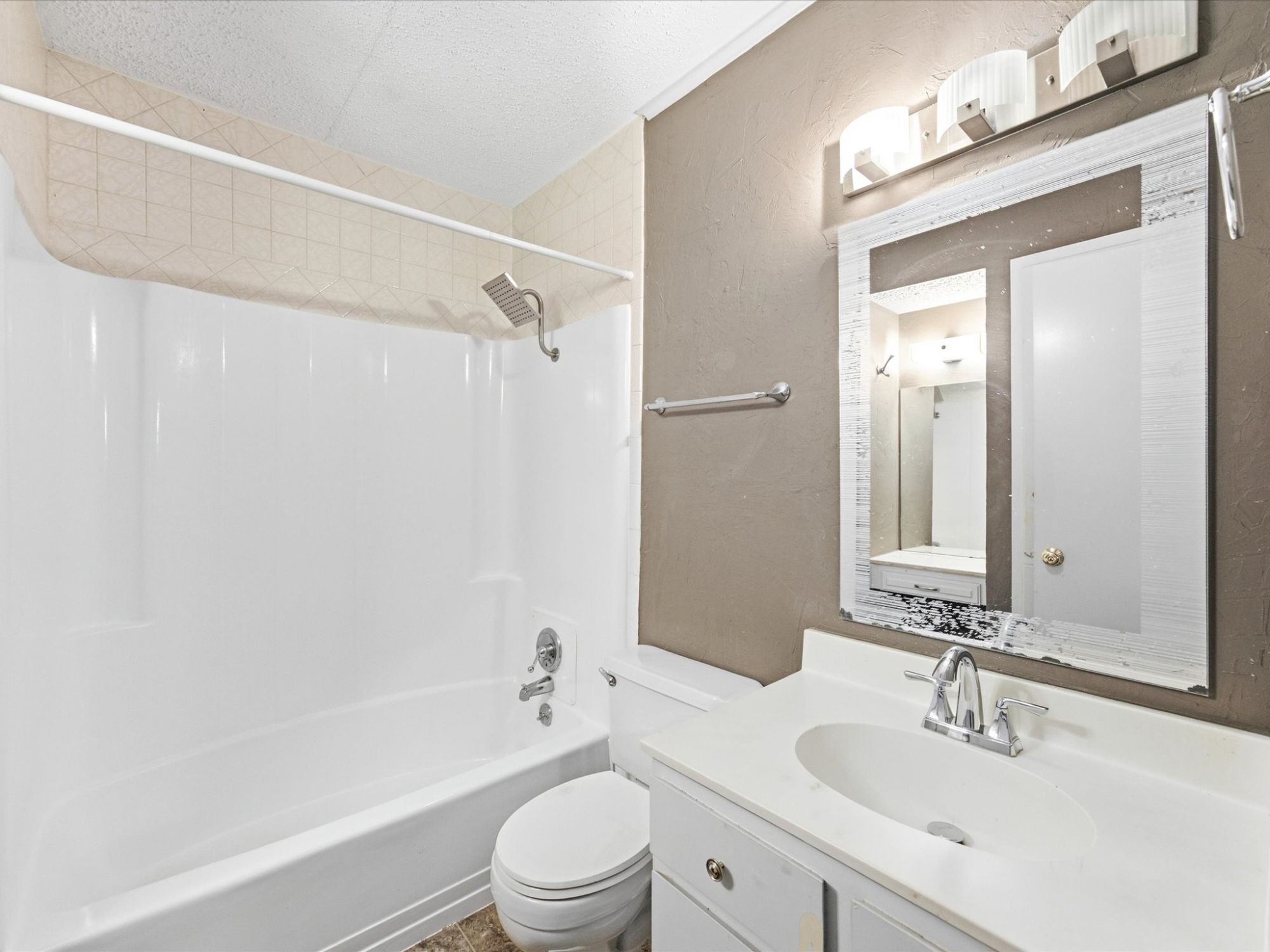 404 Hollyhill Lane #404