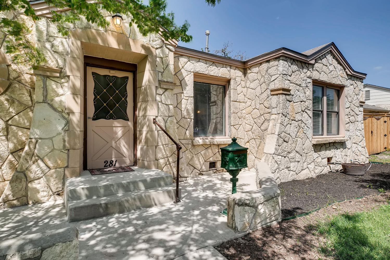 281 W Mariposa Dr