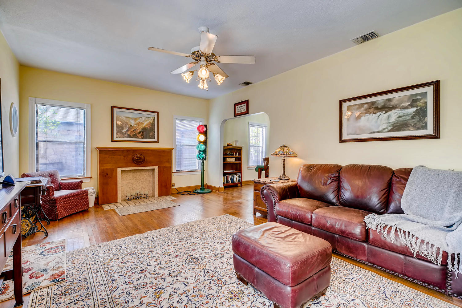 281 W Mariposa Dr