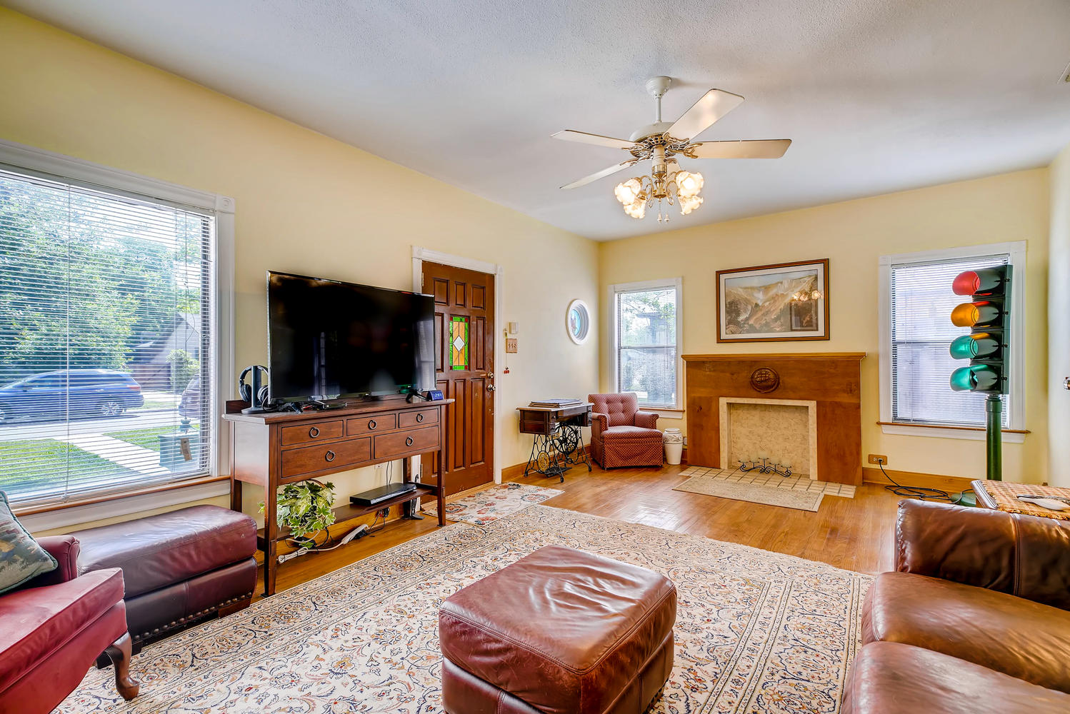 281 W Mariposa Dr