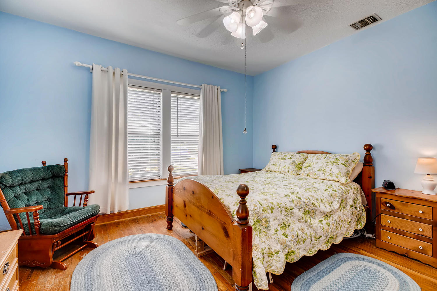 281 W Mariposa Dr