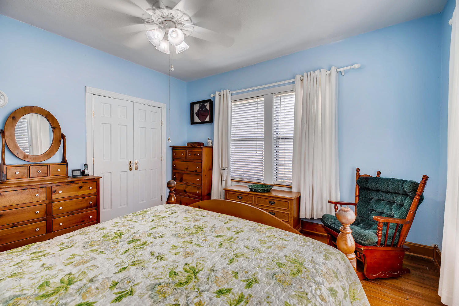 281 W Mariposa Dr