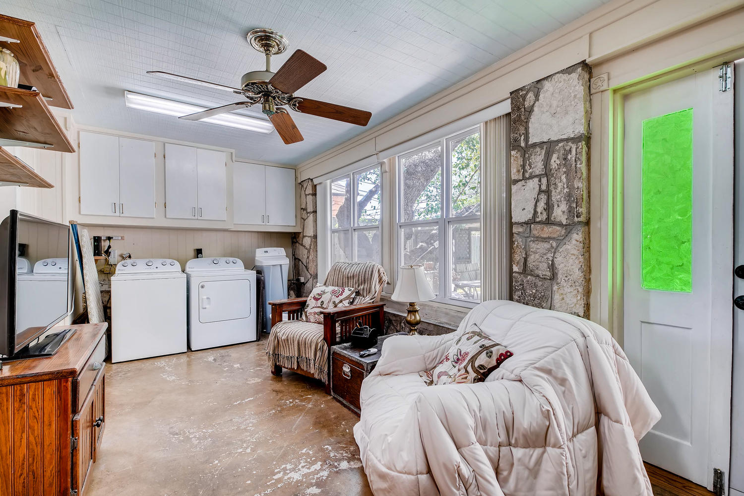 281 W Mariposa Dr