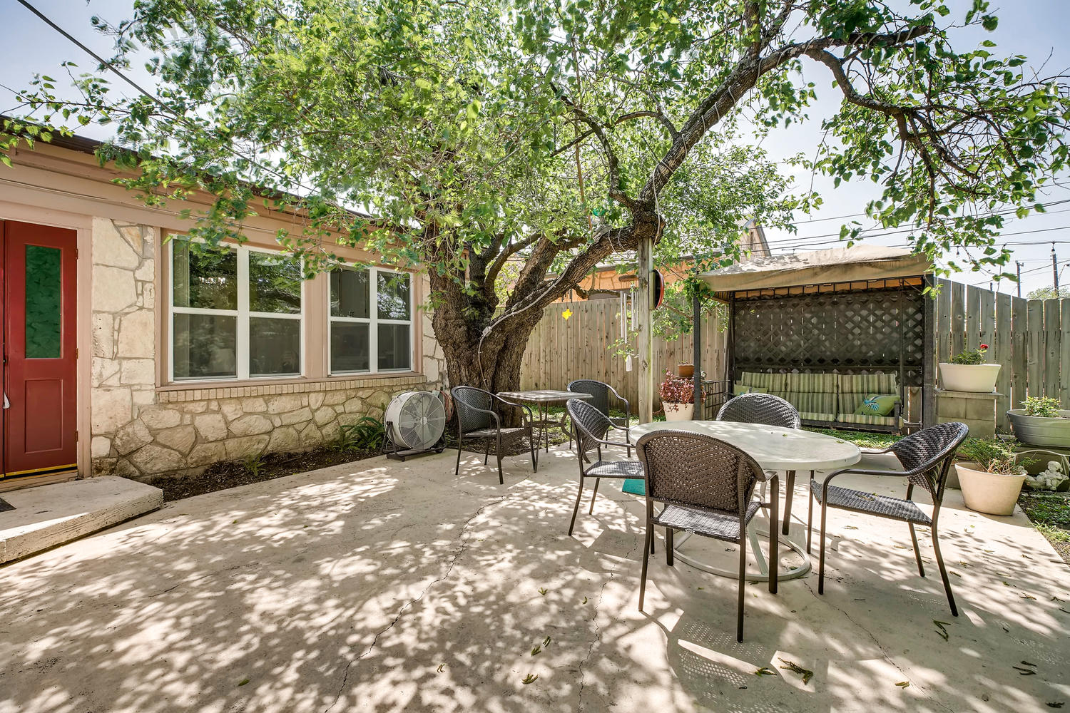 281 W Mariposa Dr