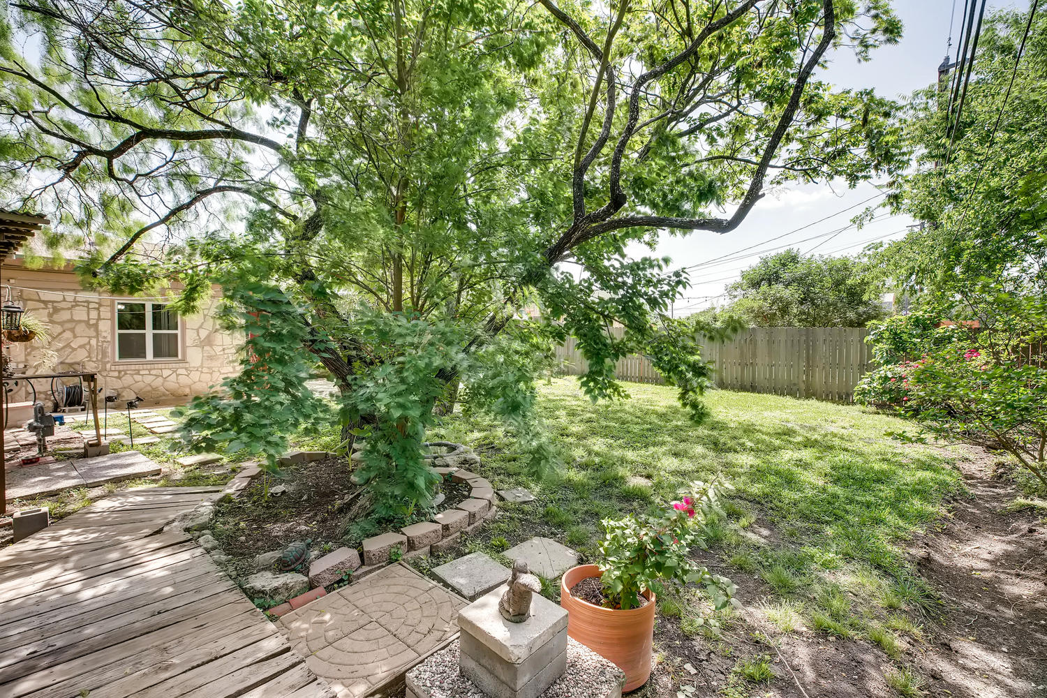 281 W Mariposa Dr