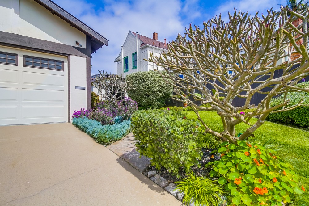 3886 Santa Cruz Avenue