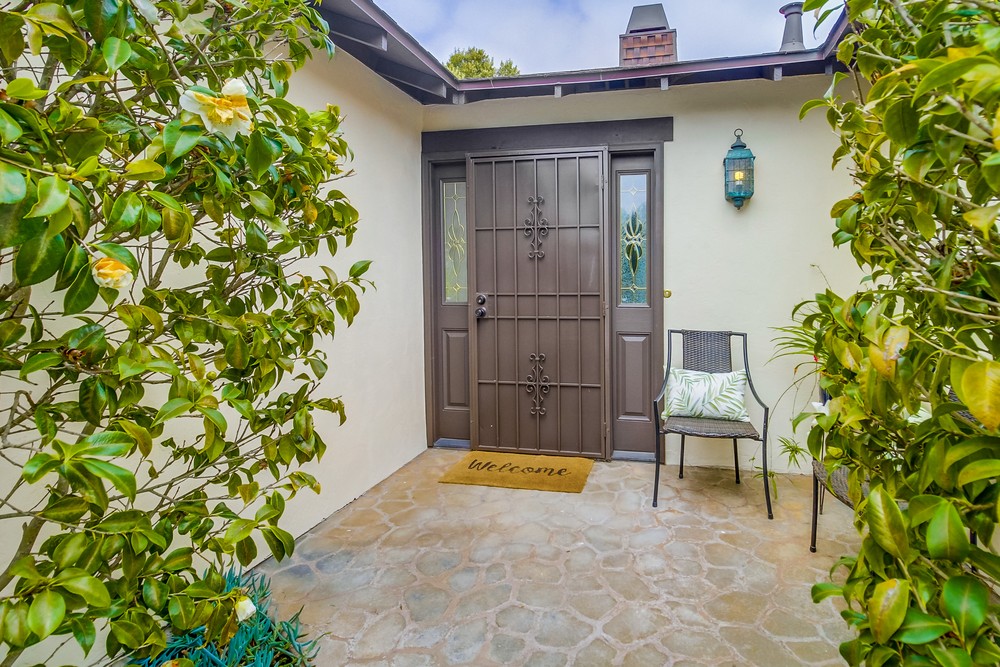 3886 Santa Cruz Avenue
