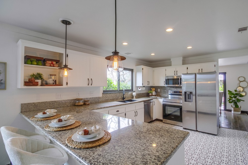 3886 Santa Cruz Avenue