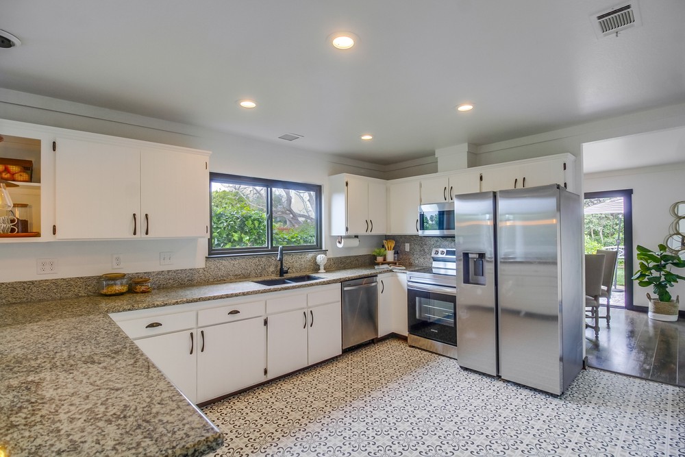3886 Santa Cruz Avenue