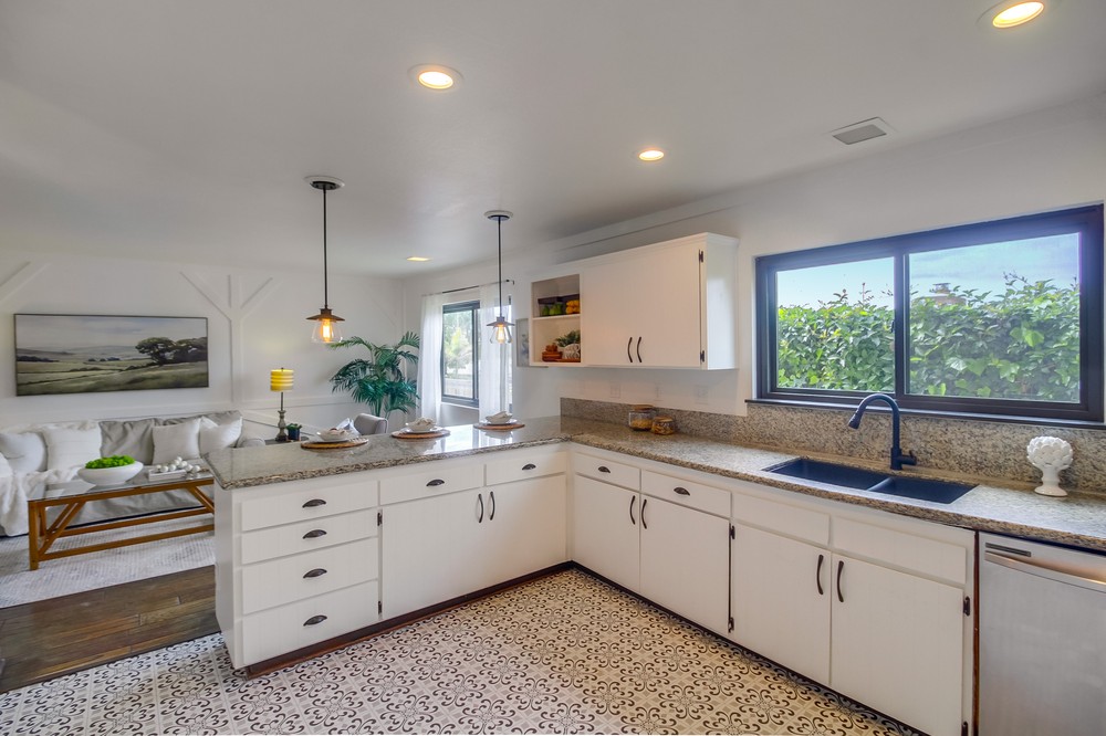 3886 Santa Cruz Avenue