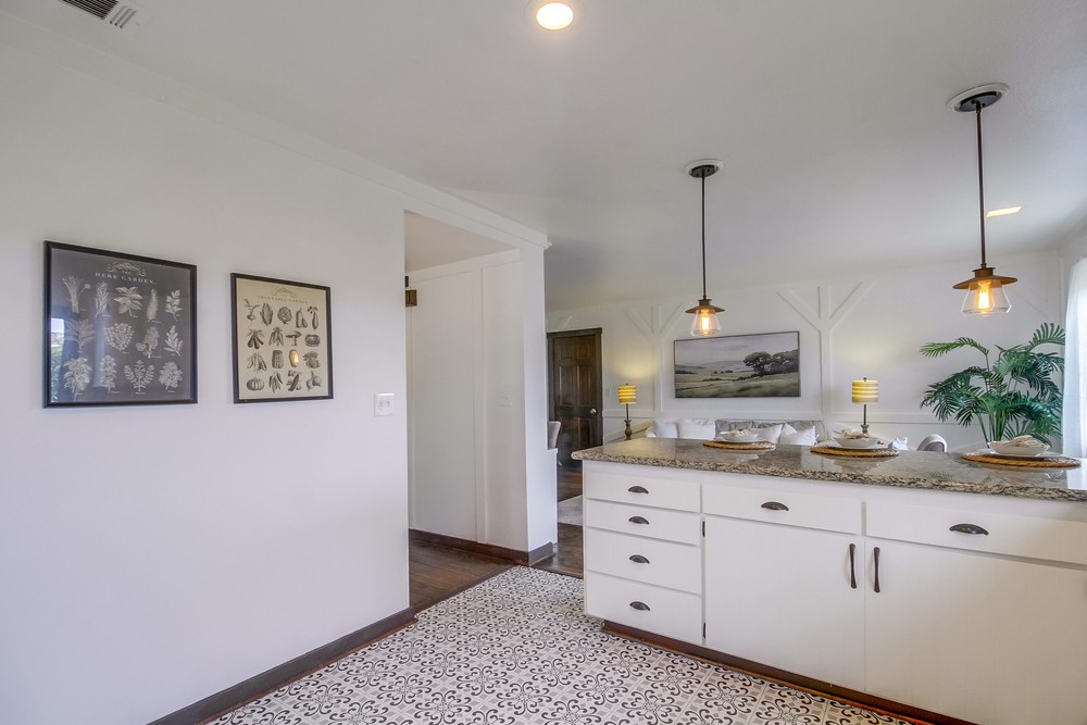 3886 Santa Cruz Avenue
