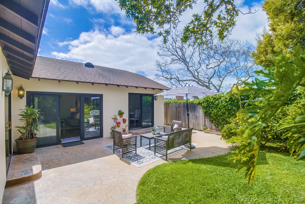 3886 Santa Cruz Avenue
