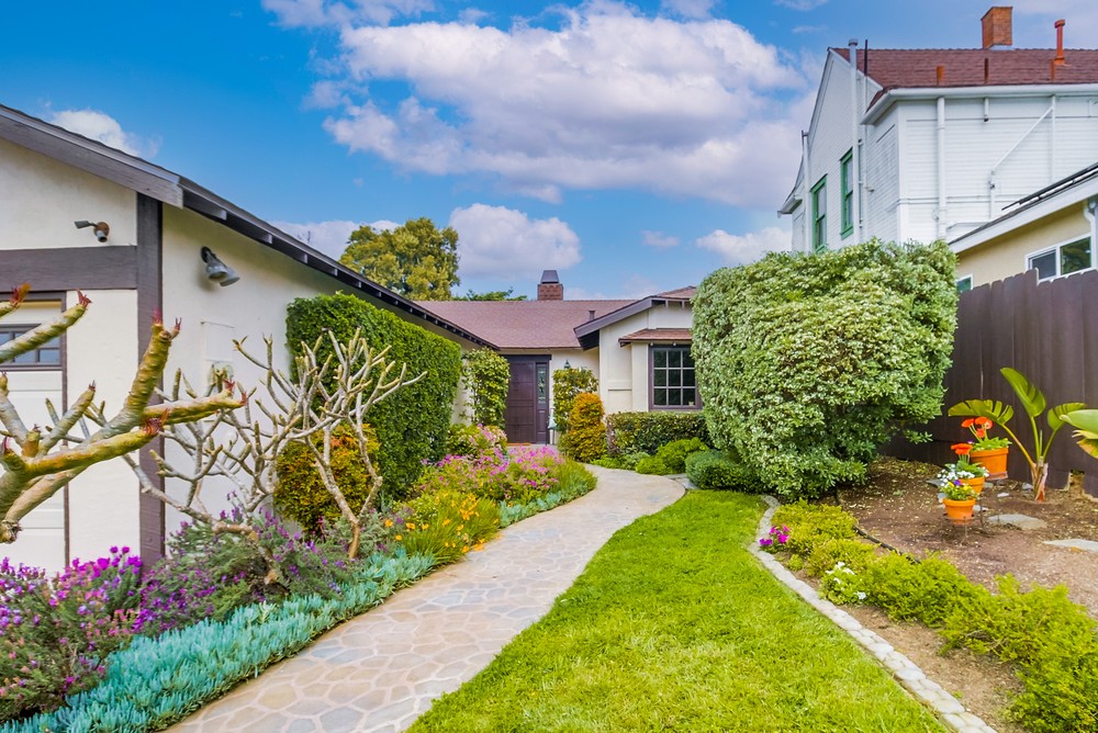 3886 Santa Cruz Avenue