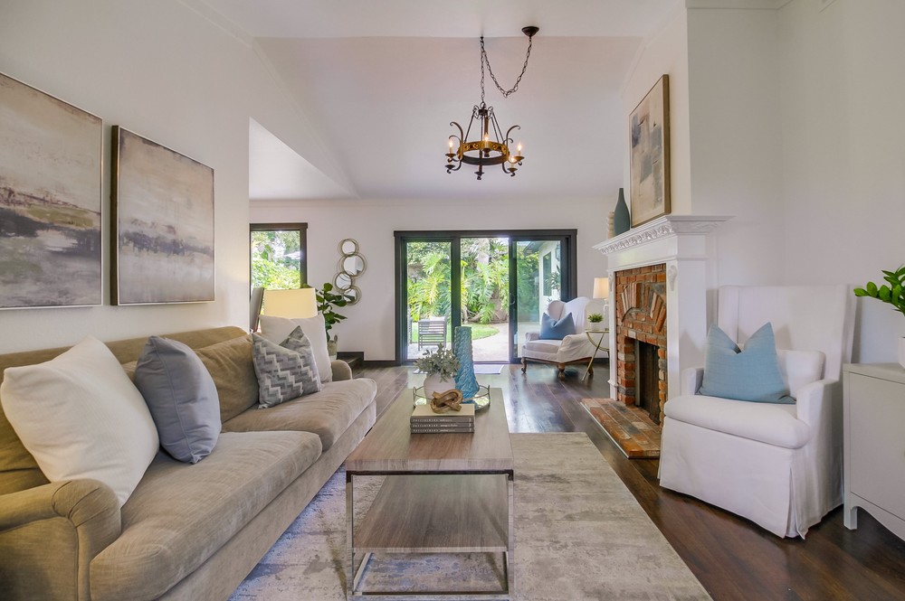 3886 Santa Cruz Avenue