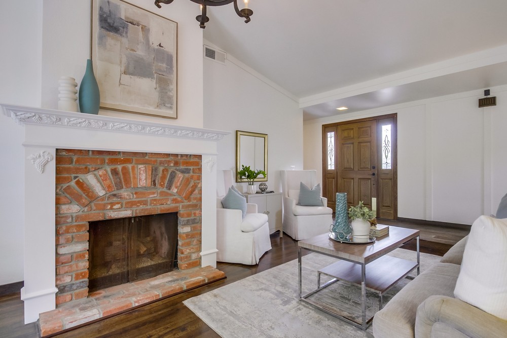 3886 Santa Cruz Avenue
