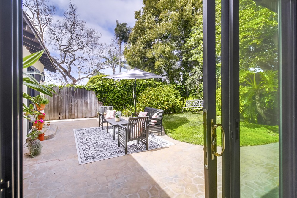 3886 Santa Cruz Avenue