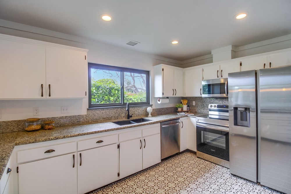 3886 Santa Cruz Avenue