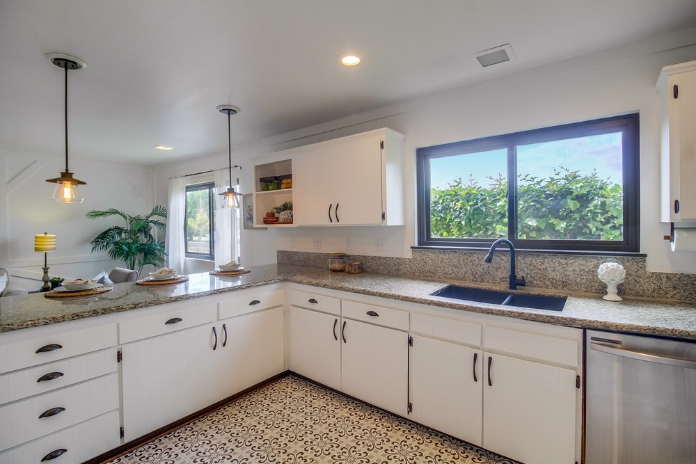 3886 Santa Cruz Avenue