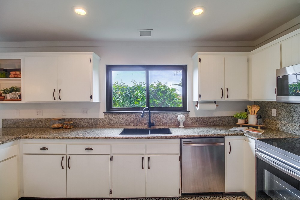 3886 Santa Cruz Avenue