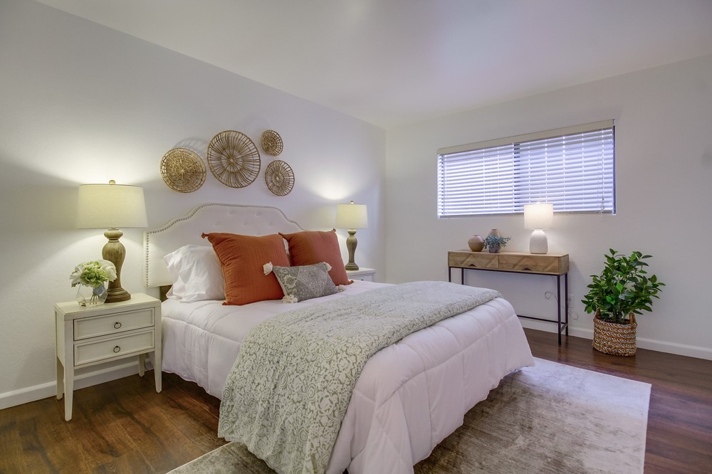 3886 Santa Cruz Avenue