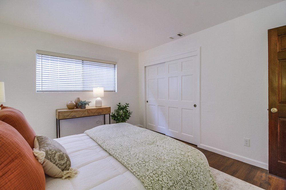 3886 Santa Cruz Avenue