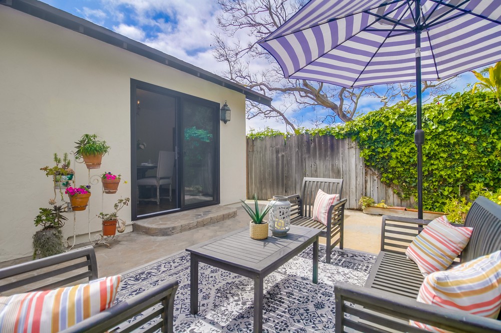 3886 Santa Cruz Avenue