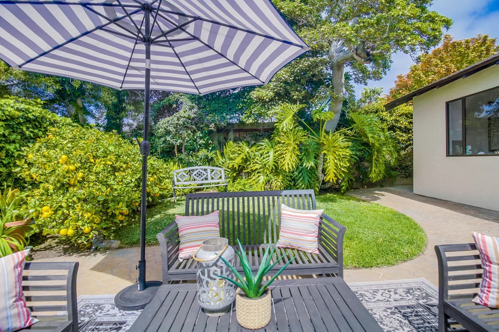 3886 Santa Cruz Avenue