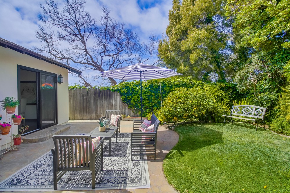 3886 Santa Cruz Avenue