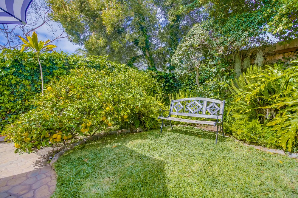 3886 Santa Cruz Avenue