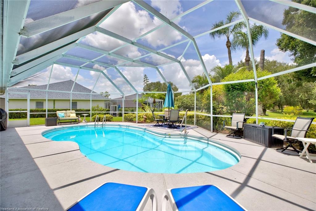 2 Meadowlake Circle North
