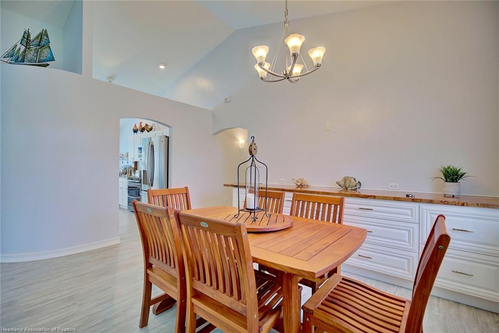 2 Meadowlake Circle North