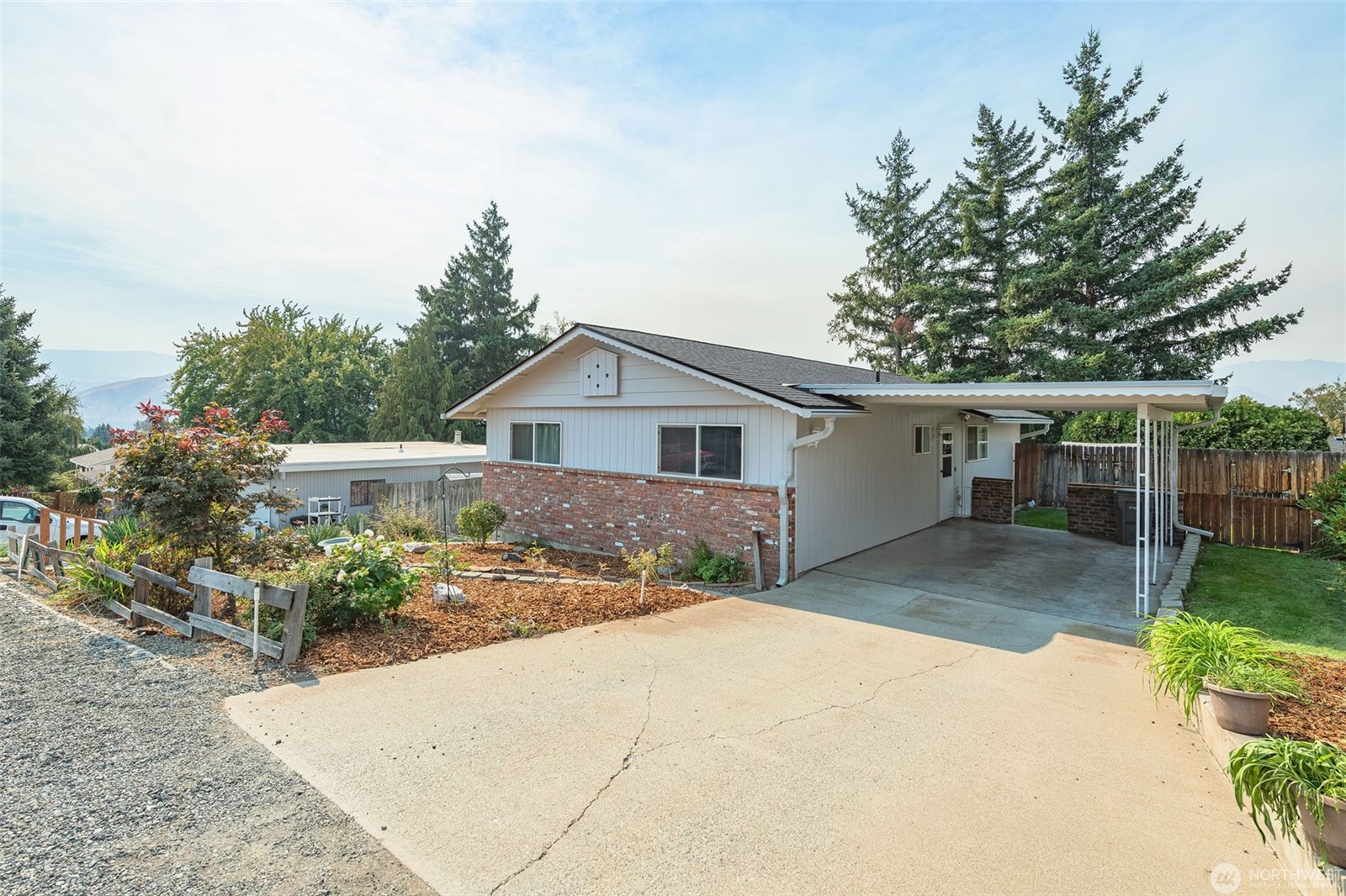 602 N. Larch Ave,